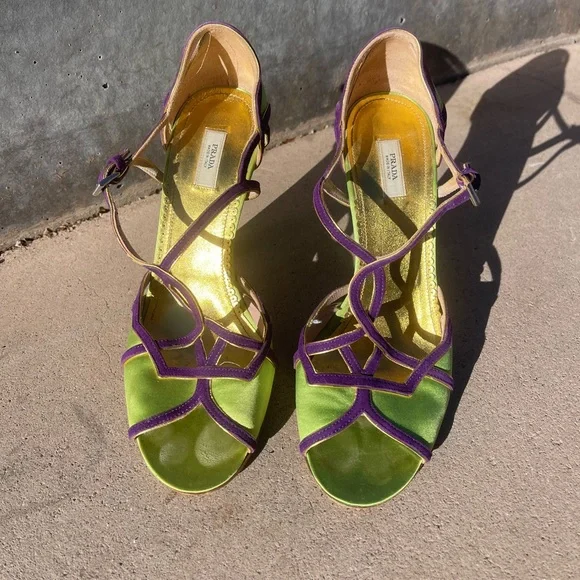 Prada size 8. Satin Mardi Gras theme starkly heel.